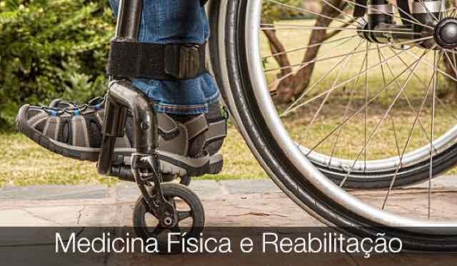 homem na cadeira de rodas