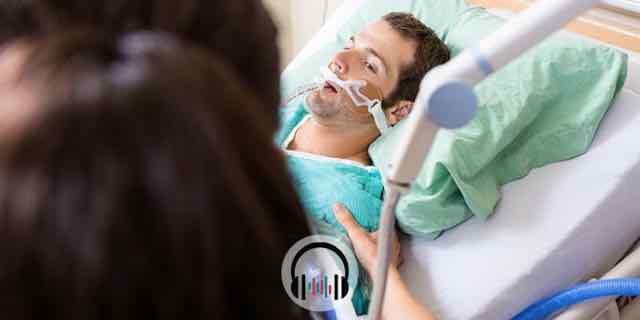 enfermeira cuidando de paciente hospitalizado