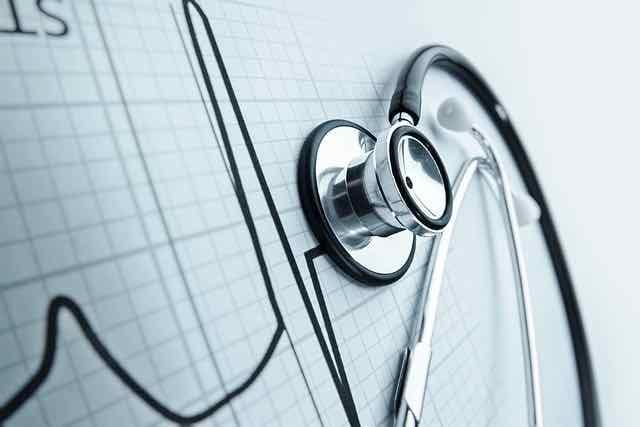 linha da vida com estetoscópio médico