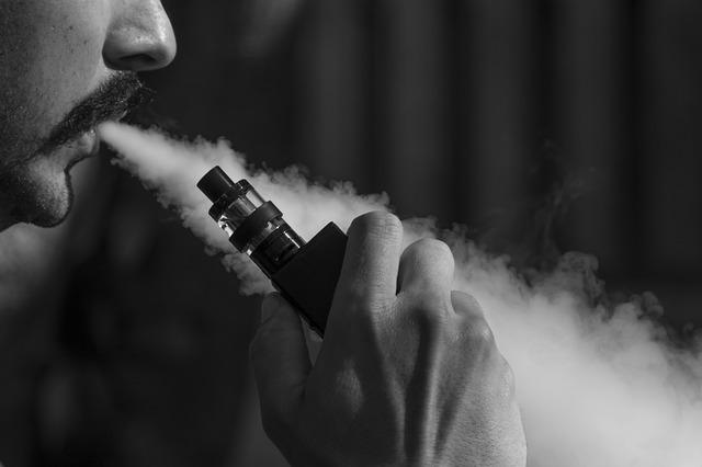 homem fumando um cigarro eletrônico, vape