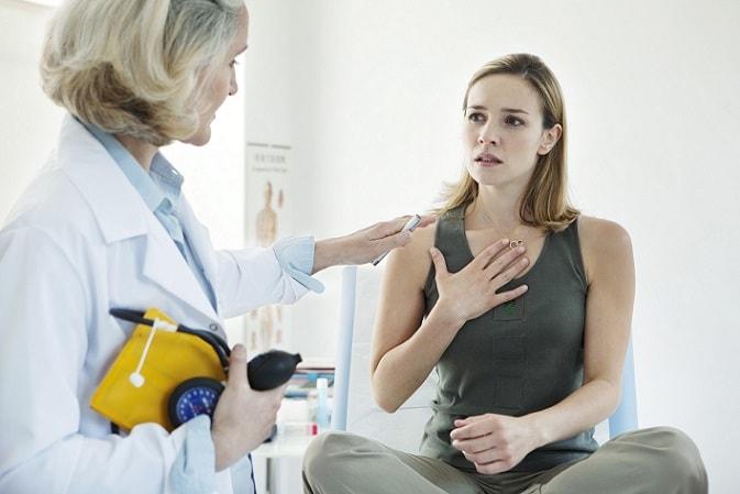 médica examinando mulher com possibilidade de doenças cardiovasculares