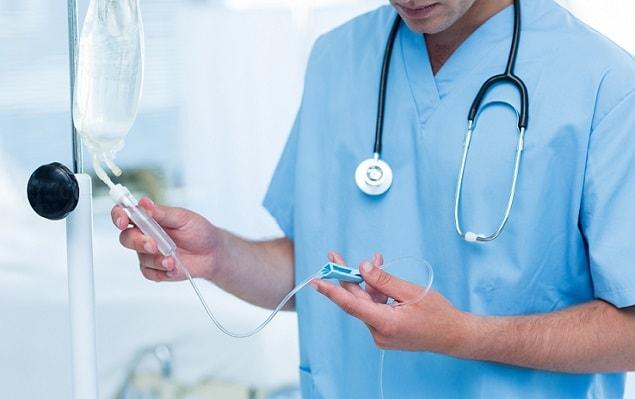 médico regulando gotejamento de diluição com noradrenalina