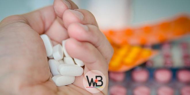 mão segurando medicamentos antidepressivos