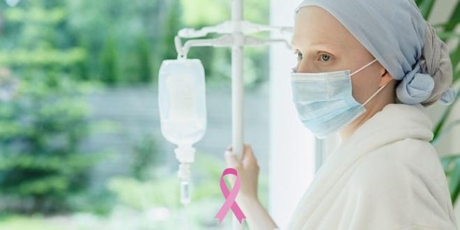 paciente com câncer de mama olhando pela janela