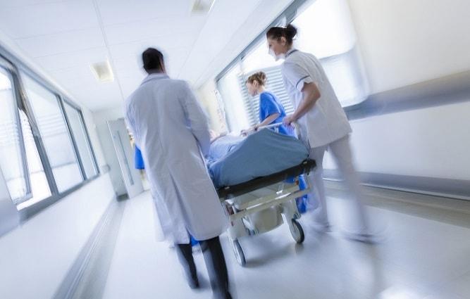 paciente com sepse sendo levado para UTI