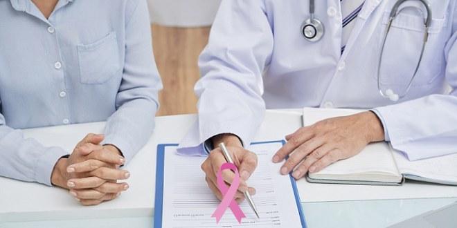 médico atendendo mulher com câncer de mama