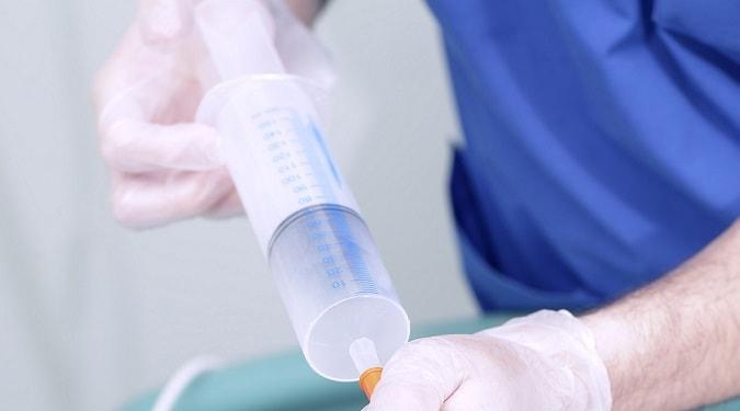 medico performando uma toracocentese