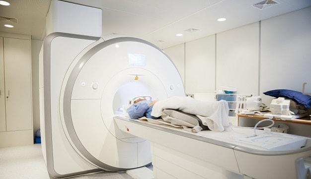 paciente na ressonancia magnetica em atendimento com um medico de Radiologia Intervencionista