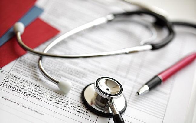 estetoscópio em cima de prontuário de paciente que começará a usar implante coclear