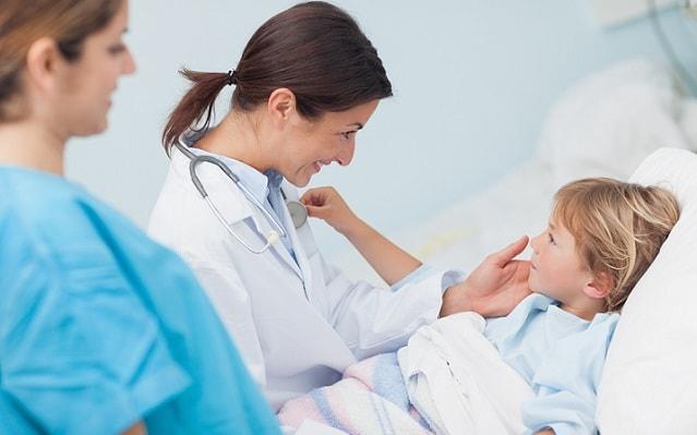 médica falando com criança internada para laringoscopia