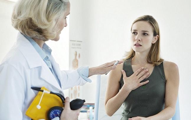 médica atendendo paciente com doença pulmonar obstrutiva crônica