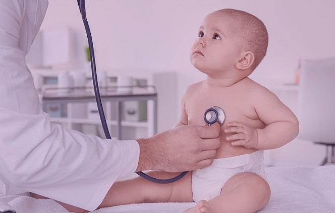 bebê sendo auscultado pelo médico no mês da prematuridade