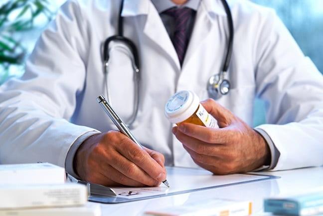 médico prescrevendo mediamento para estrongiloidíase