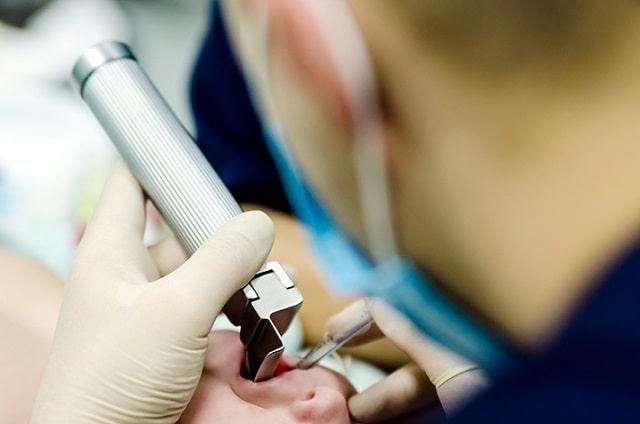 médico realizando intubação endotraqueal em criança