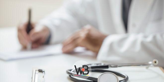 médico escrevendo em prontuário sobre doença de lyme