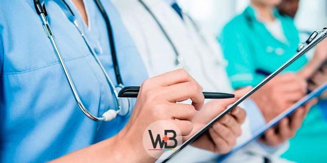 médicos anotando sobre intoxicação por dietilenoglicol