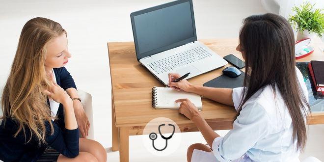 mulher sentada em consultório de médica para avaliar caso clínico apresentado