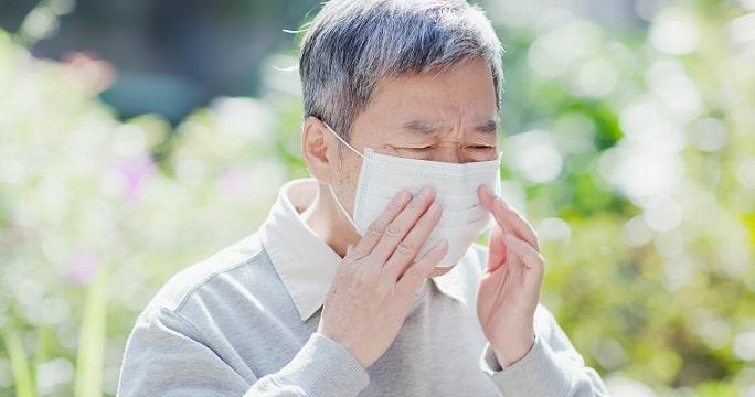 senhor com coronavírus usando máscara