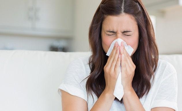 mulher com coronavírus espirrando em um papel
