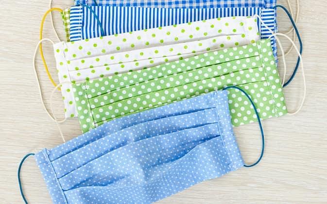 máscaras de tecido empilhadas para proteção contra coronavírus