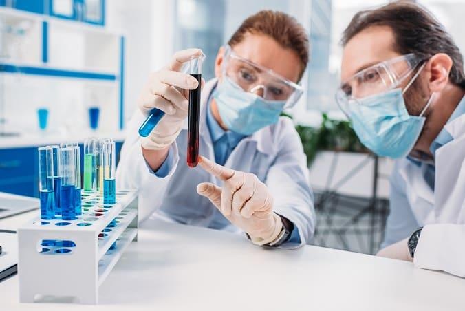 Pesquisadores analisam amostra de sangue de paciente curado da Covid-19 para produção de anticorpos neutralizantes.