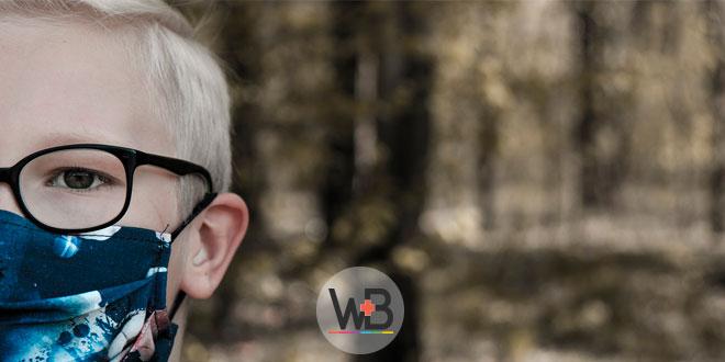 criança com covid-19 usando máscara na transmissão na pediatria