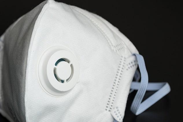 máscaras n95 em fundo preto