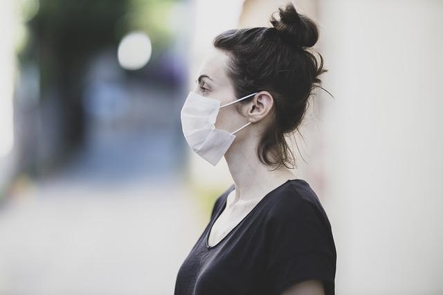 mulher de perfil usando máscaras devido transmissão pelo ar do coronavírus