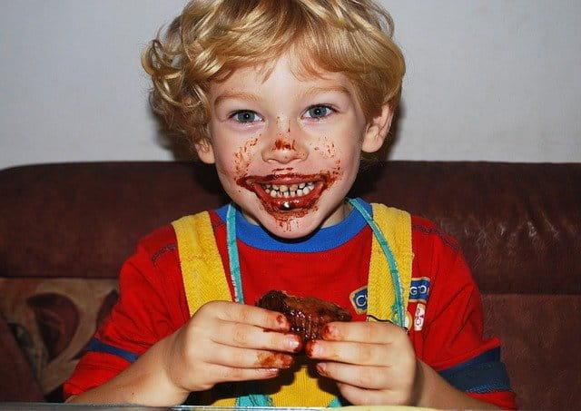 menino comendo chocolate e se sujando de acordo com temperamento e hábitos alimentares