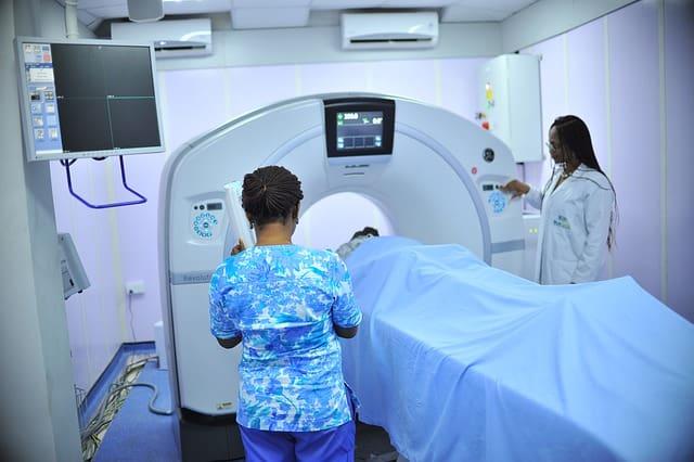 Pacienete de alto risco para câncer de pâncreas passa por exame de ressonância para detecção da doença