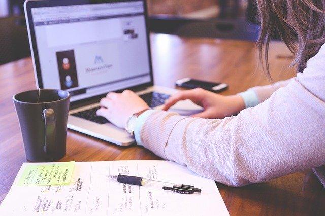enfermeiro digitando em computador sobre empreendedorismo e nursebook
