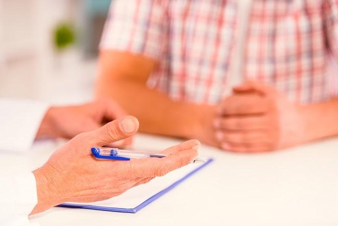 médico orientando homem sobre câncer de próstata