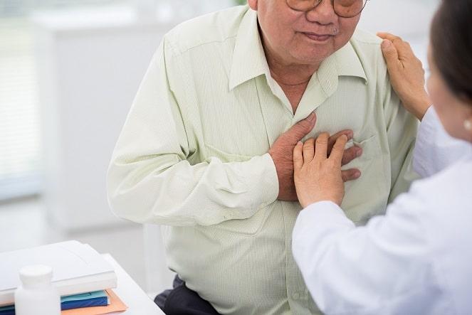 Paciente com infarto do miocárdio sendo avaliado