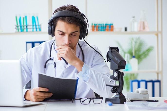 médico usando telemedicina na atenção primária