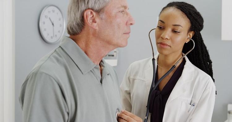 Paciente com insuficiência cardíaca com fração de ejeção reduzida passa por consulta com médica que busca garantir sua sobrevida.