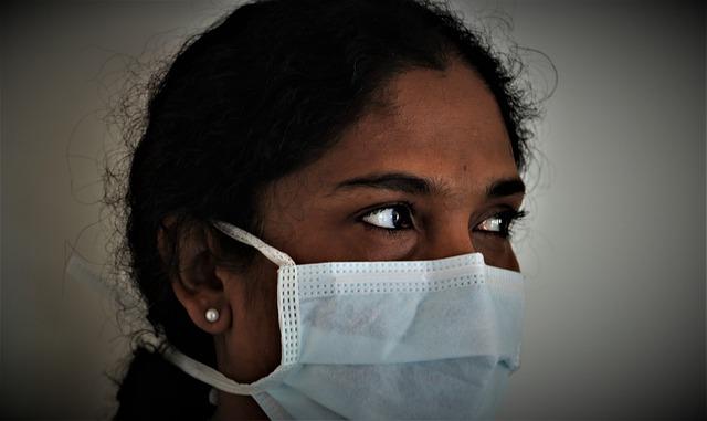 Médica parte de um grupo de minorias étnicas se previne contra a Covid-19