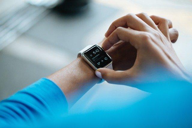 Relógios inteligentes (smartwatches) são utilizados para medir o intervalo QT