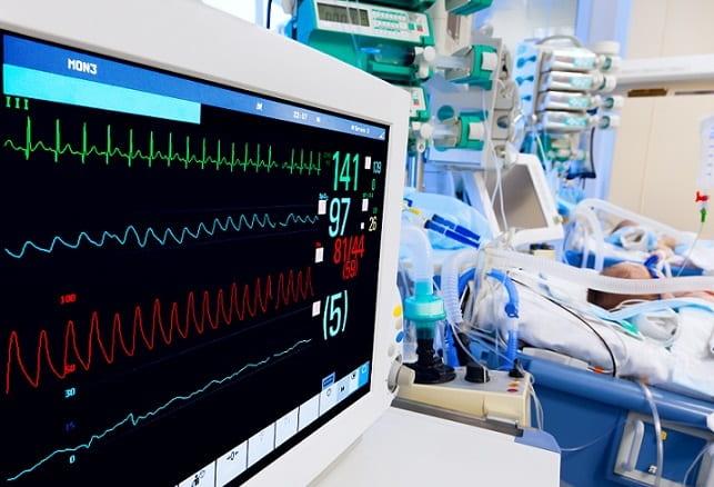 monitor cardíaco de paciente internada com síndrome inflamatória multissistêmica associada à covid-19