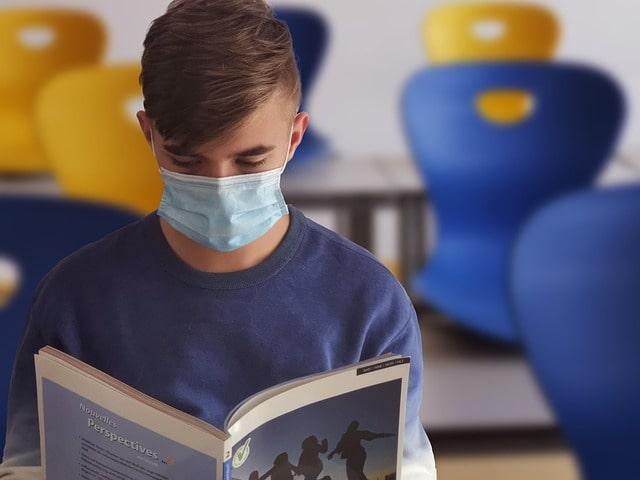 Adolescentes durante a pandemia de Covid-19 utilizam máscaras de acordo com as recomendações da OMS e UNICEF