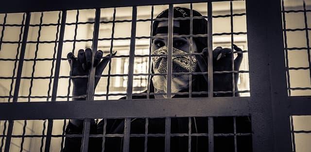 Unidades prisionais apresentam risco aumentado de infecção em um cenário de pandemia