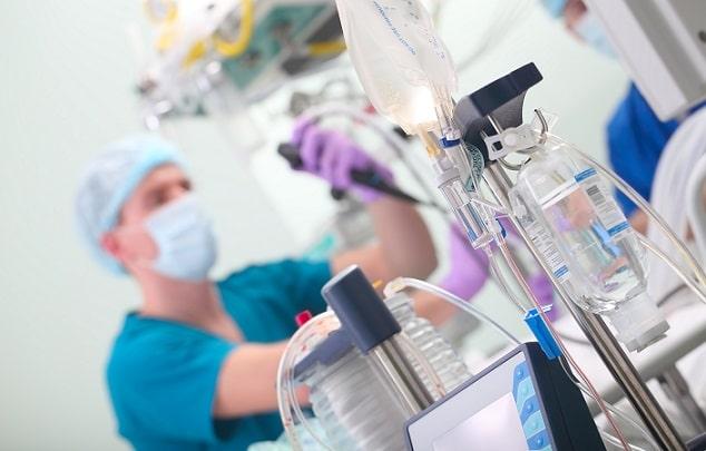 médico endoscopista fazendo ressecção de câncer gástrico precoce