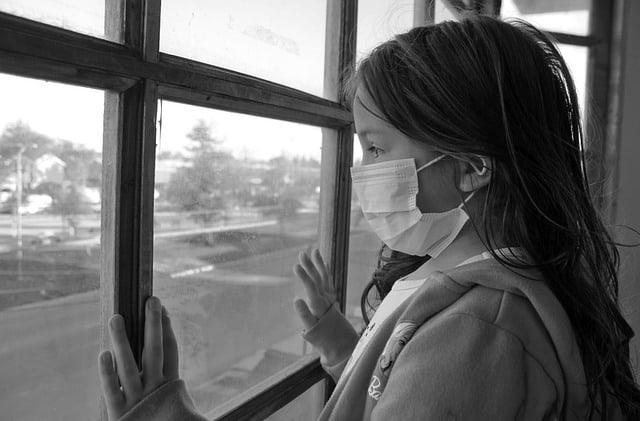 Criança em isolamento social durante a pandemia de Covid-19