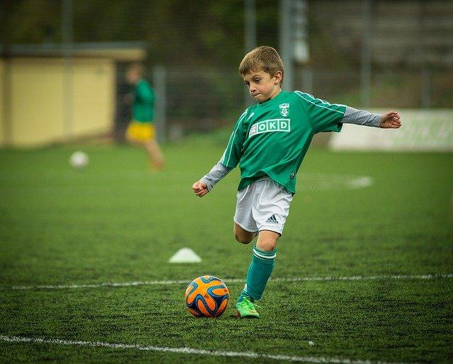 menino retornando a esportes pós-covid