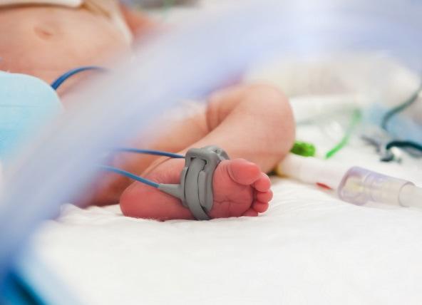 Cuidado de bebê segue atualizações das diretrizes de reanimação e suporte de vida para pacientes neonatais e pediátricos.