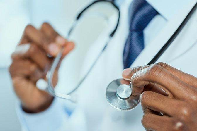 médico segurando estetoscópio para tratar doença de haff