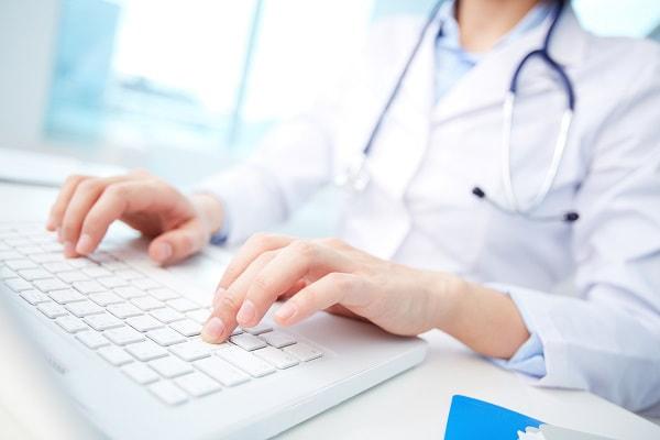 médica escrevendo em teclado sobre preprints