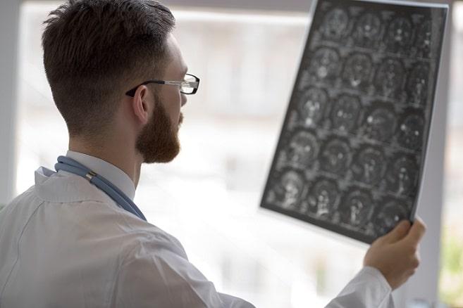 médico avaliando exame de paciente com adenovírus