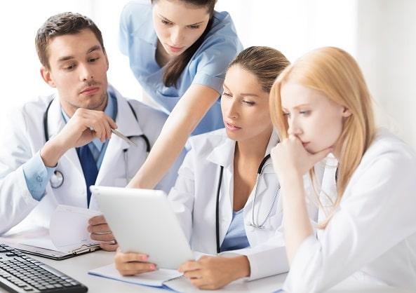 Médicos usam conteúdos de Medicina Interna do Whitebook para um caso clínico