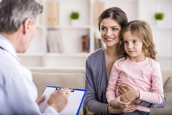 pediatra atendendo paciente com incontinência urinária