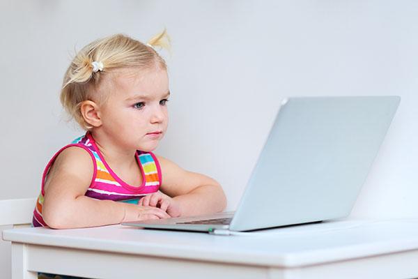 Há benefícios em utilizar jogos de computador para a memória de crianças hiperativas?